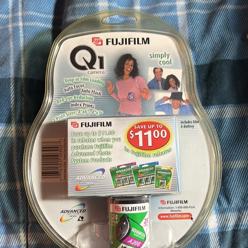Vintage! NIP!!! Fuji film Q1 Camera Simply Cool! Uses A200 film (included)